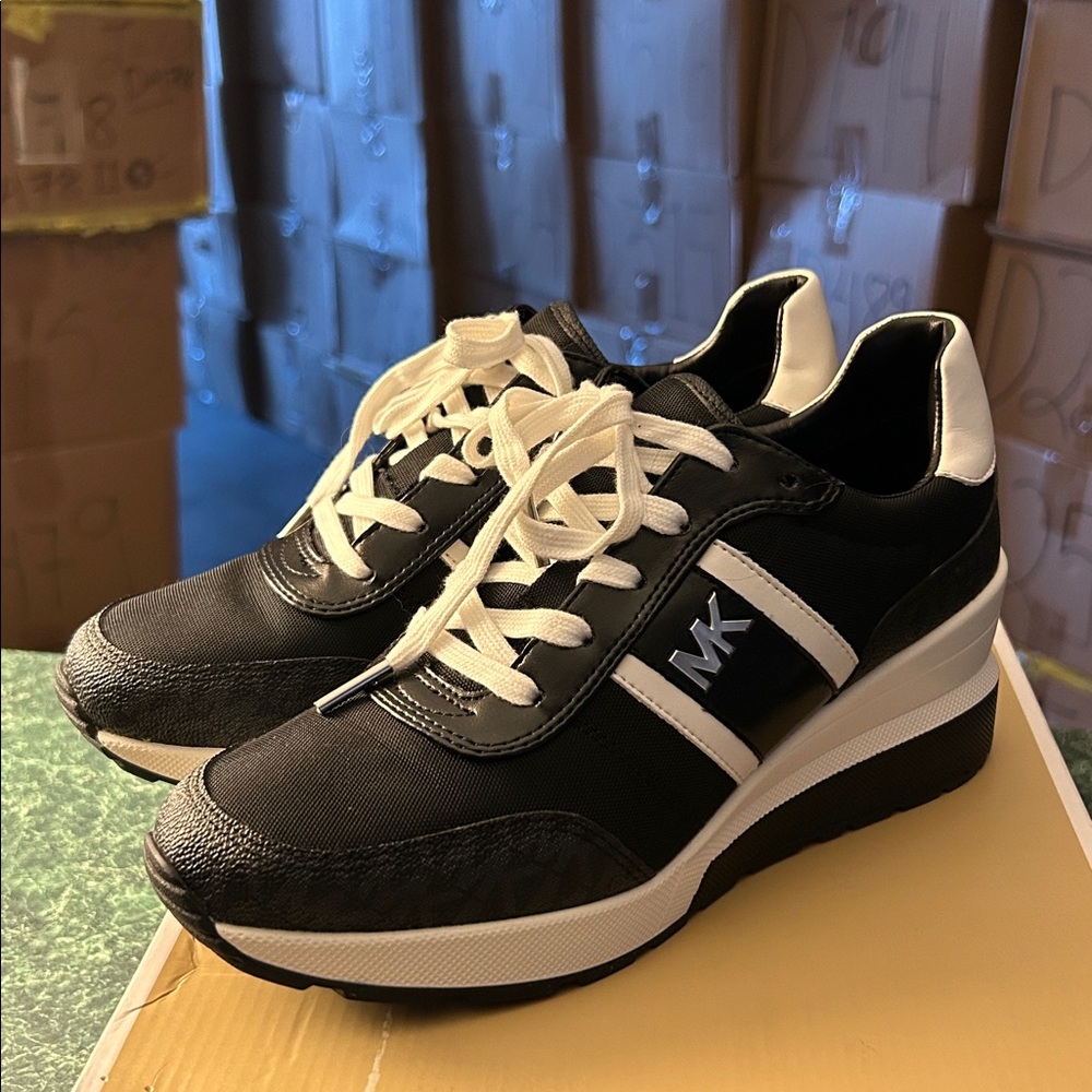 Michael Kors Mabel Trainer - Picture 4 of 6